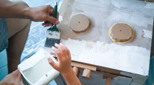 Cocinita de gas natural hecha con una caja de cartón