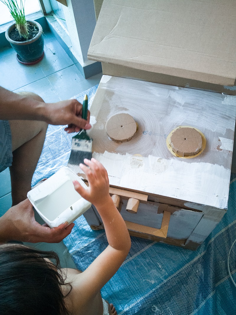 Cocinita de gas natural hecha con una caja de cartón